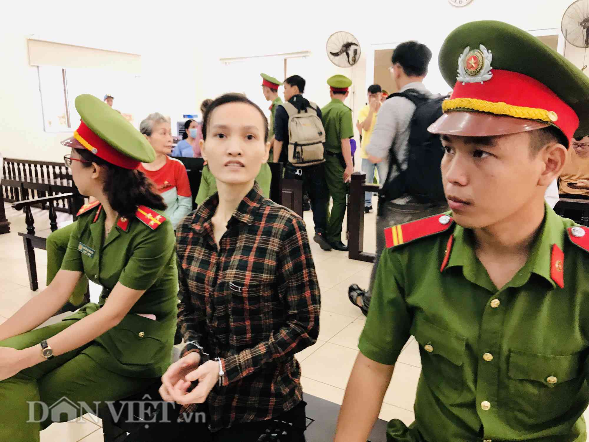 vu giet nguoi giau xac be tong: ke cam dau nhom phu nu tuoi cuoi khi den toa - 7