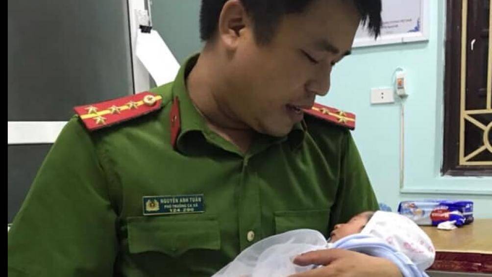 be trai so sinh khoang 7 ngay tuoi bo trong lan kem buc thu "nho nuoi ho" - 1