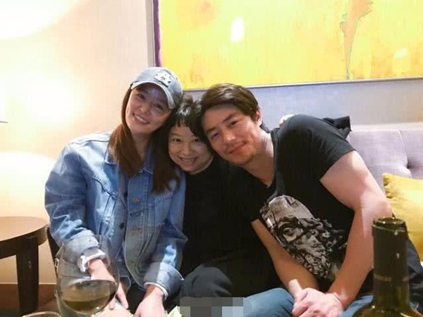 Bỏ chồng ở nhà, Lâm Tâm Như đi tiệc, say xỉn ôm ấp người đàn ông lạ - 1