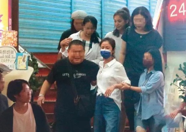 Bỏ chồng ở nhà, Lâm Tâm Như đi tiệc, say xỉn ôm ấp người đàn ông lạ - 2