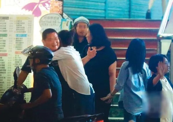 Bỏ chồng ở nhà, Lâm Tâm Như đi tiệc, say xỉn ôm ấp người đàn ông lạ - 3