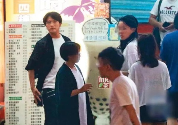 Bỏ chồng ở nhà, Lâm Tâm Như đi tiệc, say xỉn ôm ấp người đàn ông lạ - 4