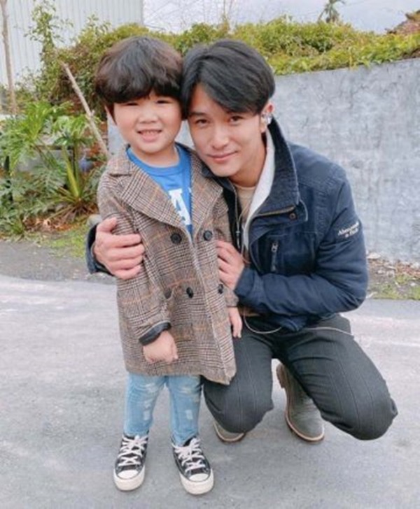 Bỏ chồng ở nhà, Lâm Tâm Như đi tiệc, say xỉn ôm ấp người đàn ông lạ - 6