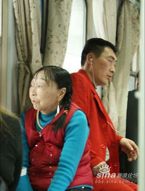 Cô dâu 59 tuổi cưới chồng trẻ 26 tuổi bị cả làng dè bỉu 24 năm trước giờ ra sao? - 4