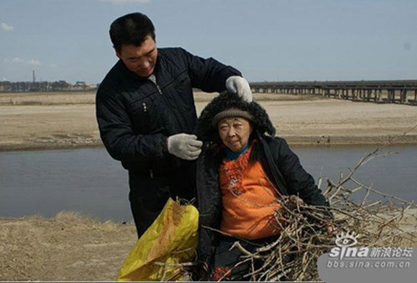 Cô dâu 59 tuổi cưới chồng trẻ 26 tuổi bị cả làng dè bỉu 24 năm trước giờ ra sao? - 7