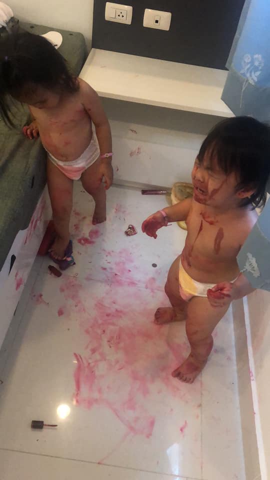 Con khóc nức nở, toàn thân đỏ như máu khiến mẹ hoảng hồn, sự thật vô cùng bất ngờ - 1