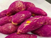 Tiêu dùng - Bánh mì khoai lang tím “siêu thực” sốt trên chợ mạng, ngày làm 500 chiếc cũng không đủ bán