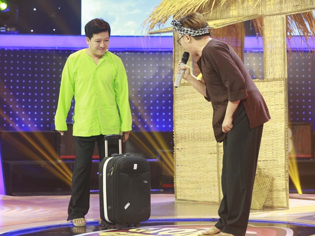 Trường Giang chơi lớn xách nguyên vali tiền lên sân khấu Giọng Ải Giọng Ai