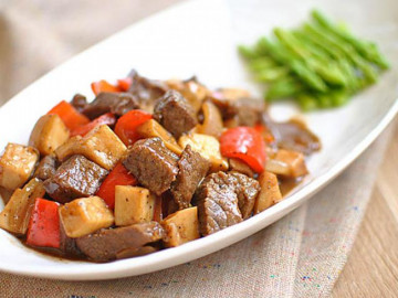 Vẫn là thịt bò, mẹ đổi chiêu xào kiểu này cả nhà ăn ngay lập tức