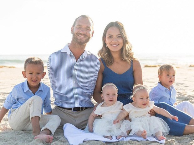 El padre sin brazos ni piernas dio a luz a 4 hijos con su bella esposa, una vez recibió 32 mil millones de dólares a Vietnam - 1