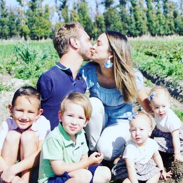 El padre sin brazos ni piernas dio a luz a 4 hijos con su bella esposa, una vez recibió 32 mil millones de dólares a Vietnam - 6