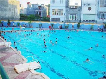 Đi bơi cùng bố và anh, bé trai 7 tuổi đuối nước thương tâm tại bể bơi trường đại học