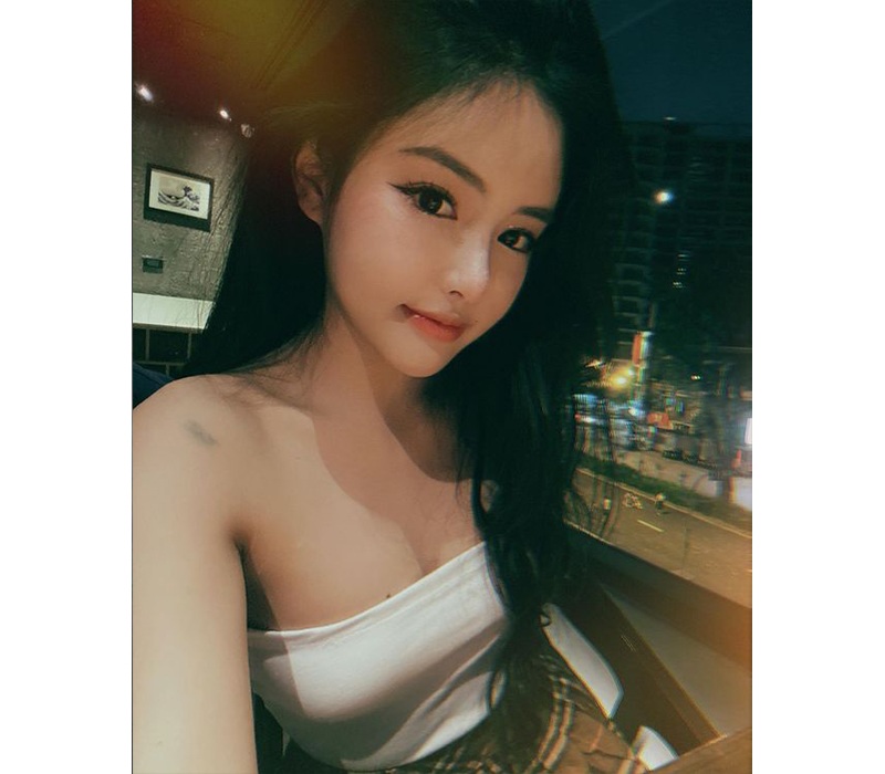 21 tuổi, Lê Hoàng Thu Anh hiện tại được biết tới là một trong những hot girl mạng xã hội sở hữu lượng theo dõi lớn. Nhan sắc xinh đẹp cùng vóc dáng gợi cảm chính là ưu điểm lớn mà người ta có thể dễ dàng nhận thấy ở cô nàng.
