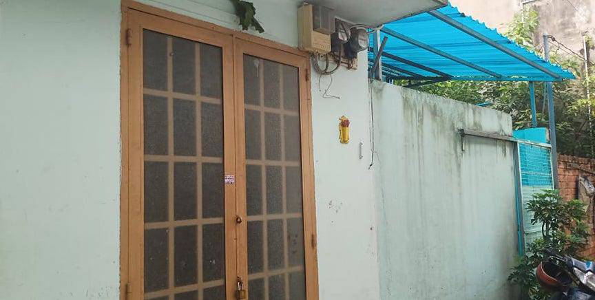 Diễn biến nóng vụ bé gái bị bố dượng bạo hành, xách cổ đập vào tường ở TP.HCM - 1