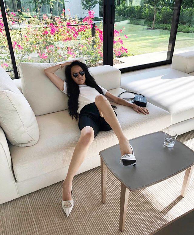 chan pho dien chan dai, “bà hoàng váy cưới” 71 tuoi hut mat cdm voi tam lưng trần mướt mắt - 8