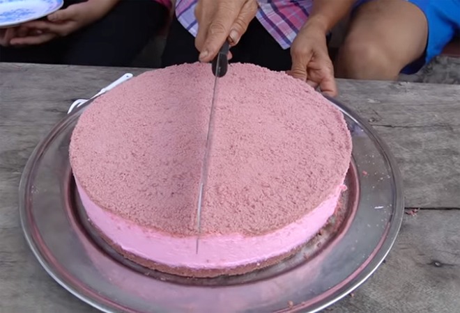 Dân mạng đứng hình với bà Tân Vlog: Vô tình dùng đĩa bị chó liếm đựng bánh mời các cháu - 9
