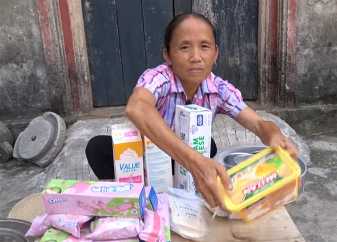 Dân mạng đứng hình với bà Tân Vlog: Vô tình dùng đĩa bị chó liếm đựng bánh mời các cháu - 1