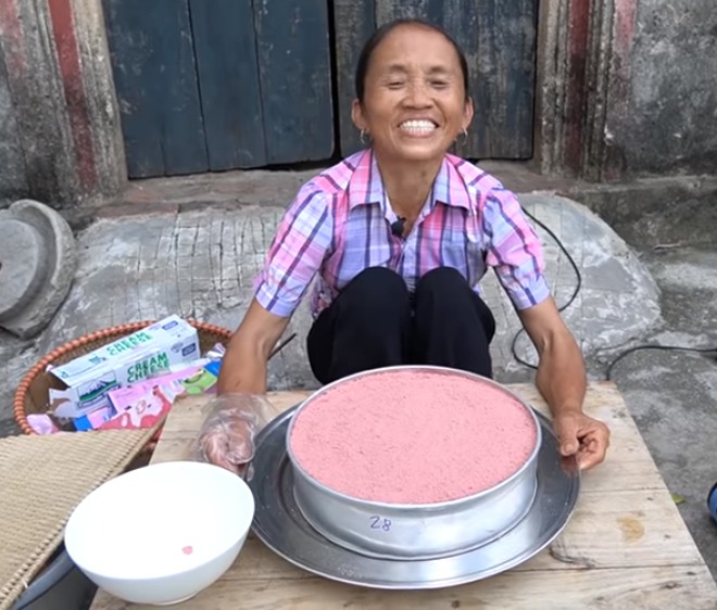 Dân mạng đứng hình với bà Tân Vlog: Vô tình dùng đĩa bị chó liếm đựng bánh mời các cháu - 3