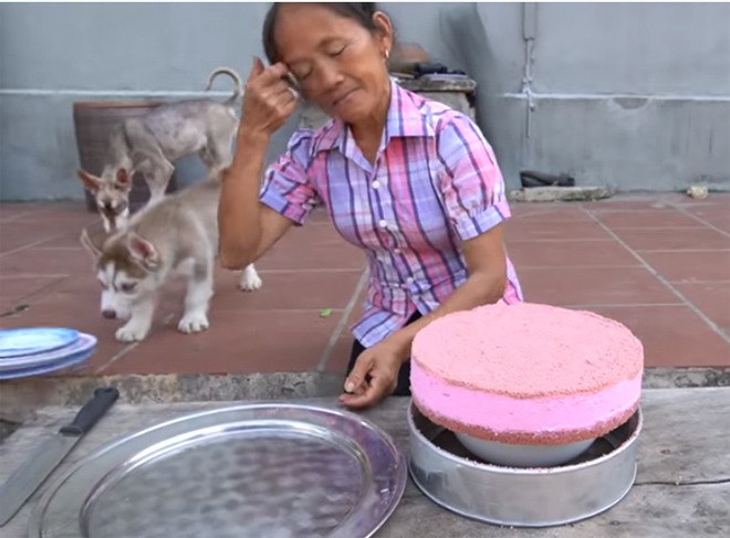Dân mạng đứng hình với bà Tân Vlog: Vô tình dùng đĩa bị chó liếm đựng bánh mời các cháu - 6