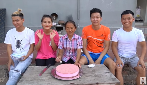 Dân mạng đứng hình với bà Tân Vlog: Vô tình dùng đĩa bị chó liếm đựng bánh mời các cháu - 7