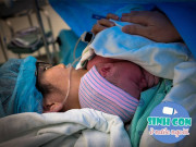 Bà bầu - Mẹ Việt ở Mỹ đẻ xong bụng căng cứng, cả viện hoảng sợ, chồng ôm con ngồi bất động