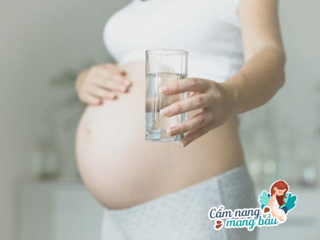 Bà bầu uống nước: Nhất định phải nhớ 5 điều này để tốt nhất cho thai nhi!