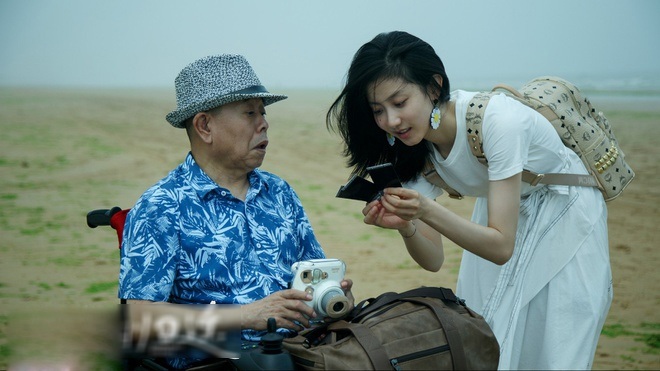 64 tuổi, nam nghệ sĩ bị xe nặng 400 kg đè trên phim trường, nửa phim phải ngồi xe lăn - 3