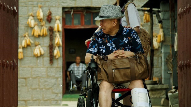 64 tuổi, nam nghệ sĩ bị xe nặng 400 kg đè trên phim trường, nửa phim phải ngồi xe lăn - 4