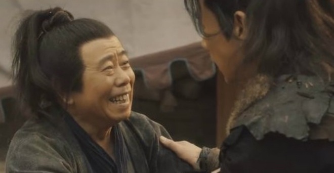 64 tuổi, nam nghệ sĩ bị xe nặng 400 kg đè trên phim trường, nửa phim phải ngồi xe lăn - 5