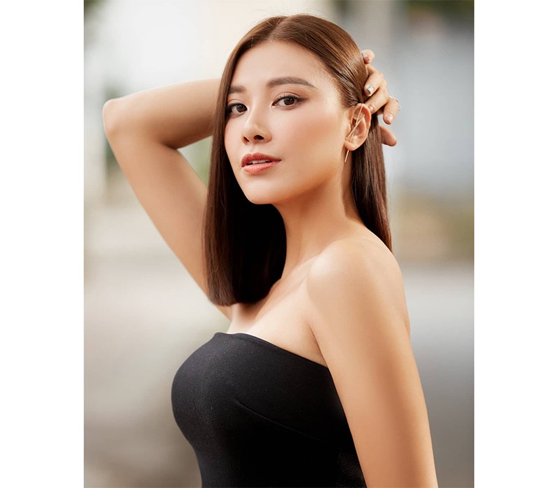 Kim Duyên đăng quang ngôi vị Á hậu 1 cuộc thi Hoa hậu Hoàn vũ Việt Nam 2019. Cô nàng gây ấn tượng bởi đường nét khuôn mặt đầy sắc sảo cùng vóc dáng thanh thoát, tràn trề sức sống.
