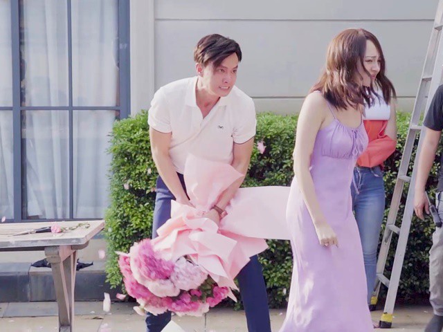 Lộ clip Bảo Anh bị Quốc Trường bạo hành: Hết xô vào cạnh bàn tới cầm hoa quật tới tấp