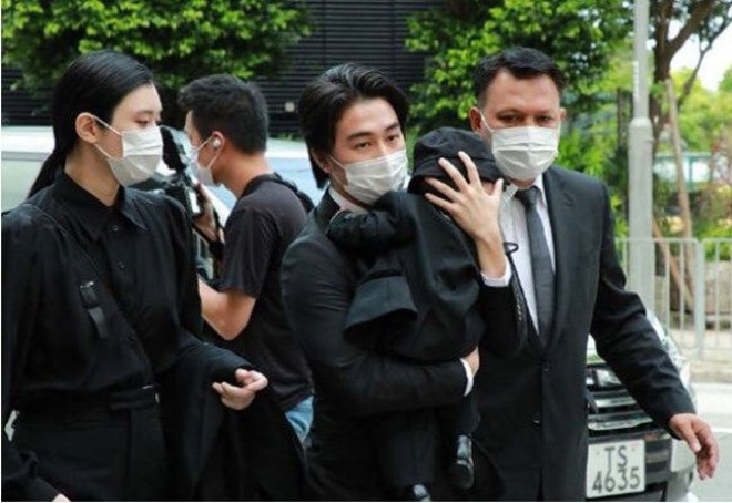 Mới sinh đích tôn cho gia tộc, chân dài Cbiz lại đi viện khám sản, chồng thiếu gia lo lắng - 6