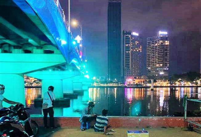 Vụ người mẹ bỏ lại 3 con nhỏ, nhảy cầu sông Hàn tự tử sau khi cãi nhau với chồng: Tìm thấy thi thể nạn nhân - 1