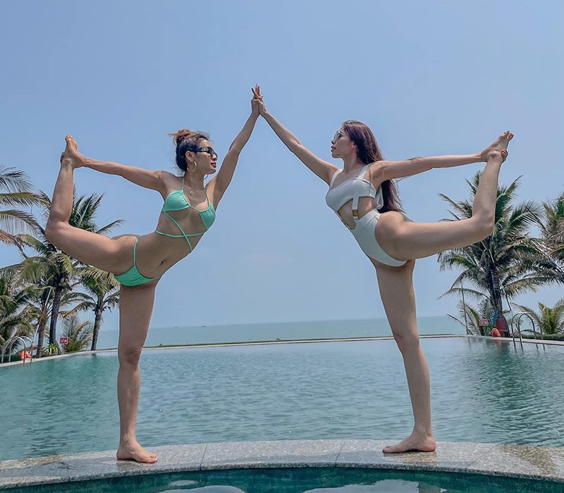 Không chỉ ở phòng tập, công viên mà trên những địa hình khó nhằn như hồ bơi, bãi biển... cũng không làm khó được Phương Trinh tập luyện yoga. 
