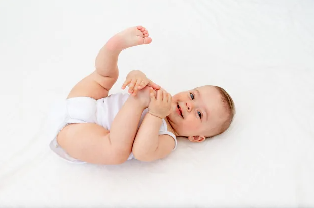 Trẻ mấy tháng biết lật, dấu hiệu và cách giúp bé lật - 2