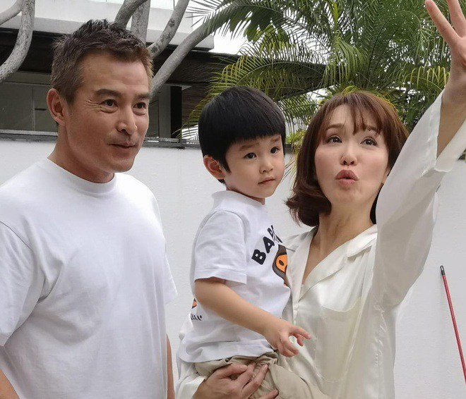 amp;#34;Tiểu Long Nữamp;#34; Phạm Văn Phương khoe ảnh chồng nhưng con trai chiếm trọn amp;#34;spotlightamp;#34; - 8