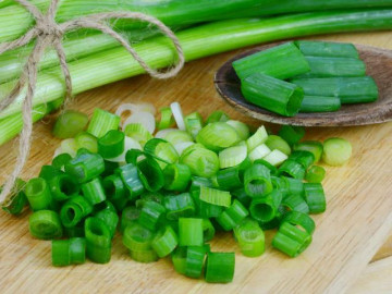 Tránh ăn hành lá với những thực phẩm này kẻo có ngày hối hận