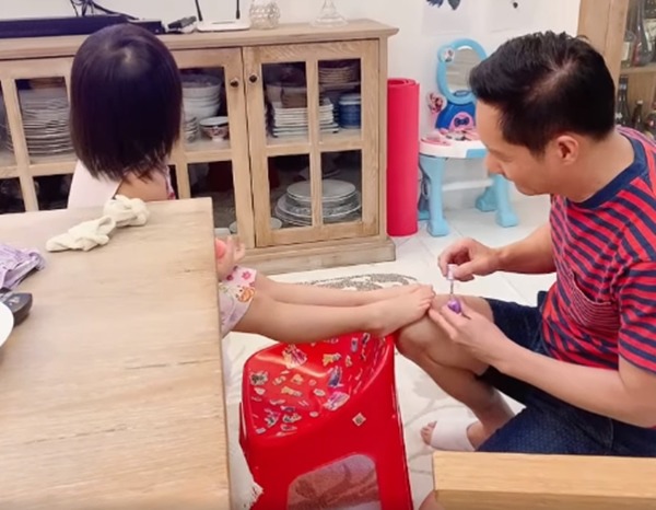 U60 đại gia Đức An quỳ gối sơn móng chân, massage cho con gái Phan Như Thảo - 4