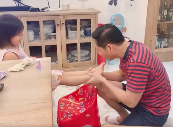 U60 đại gia Đức An quỳ gối sơn móng chân, massage cho con gái Phan Như Thảo - 6