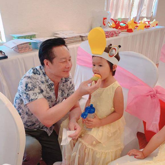 U60 đại gia Đức An quỳ gối sơn móng chân, massage cho con gái Phan Như Thảo - 1