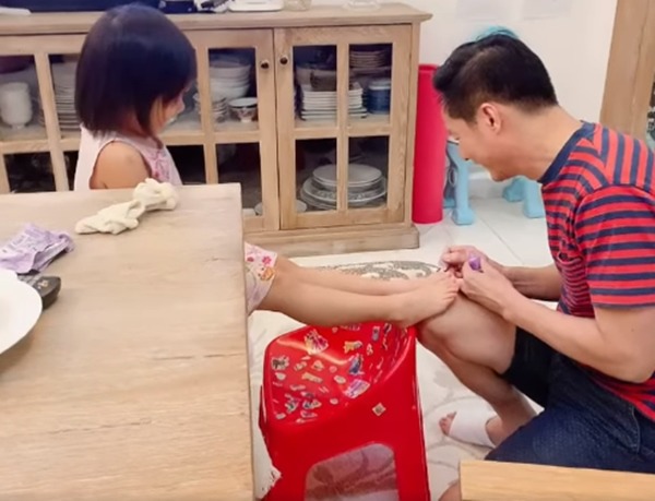 U60 đại gia Đức An quỳ gối sơn móng chân, massage cho con gái Phan Như Thảo - 5