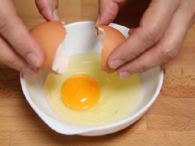 Dùng dầu nóng hay lạnh để ốp trứng, nhiều người làm sai nên trứng hay sát chảo, không đẹp - 1