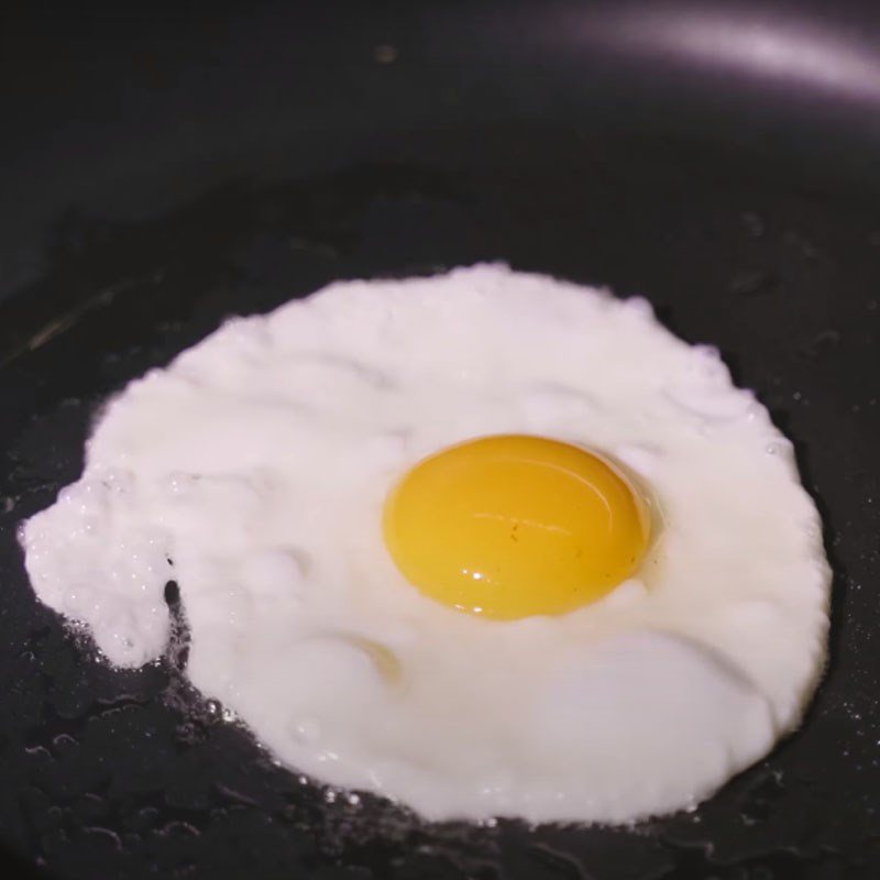 Dùng dầu nóng hay lạnh để ốp trứng, nhiều người làm sai nên trứng hay sát chảo, không đẹp - 3