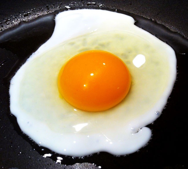 Dùng dầu nóng hay lạnh để ốp trứng, nhiều người làm sai nên trứng hay sát chảo, không đẹp - 4