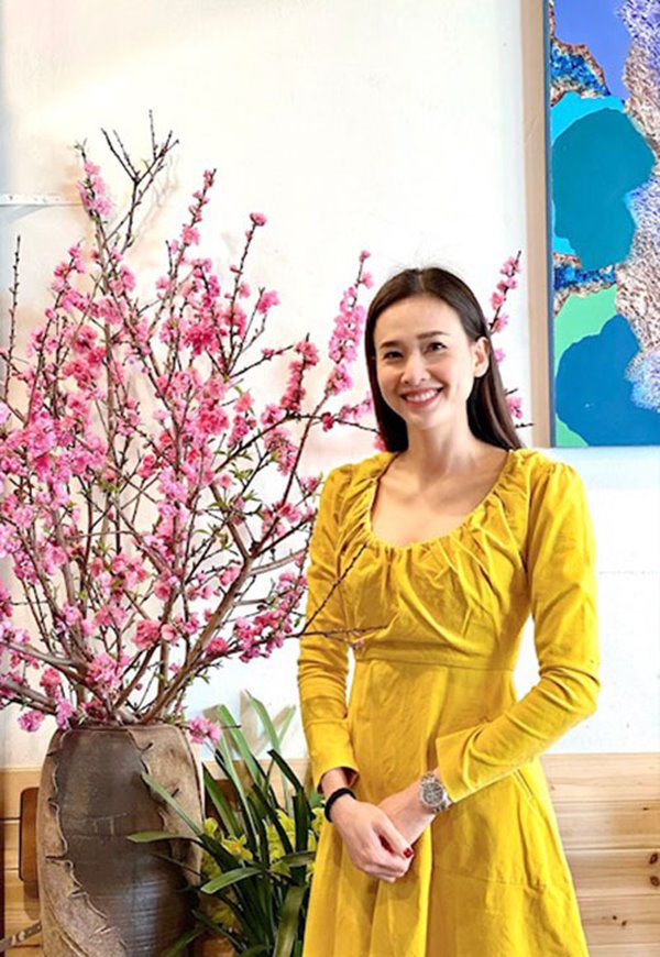 Nhà Celeb: Không chỉ ngoài vườn thơm ngát, Dương Mỹ Linh còn sống trong nhà đầy hoa - 5