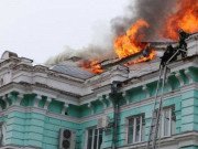 Clip Eva - Bác sĩ vẫn tiếp tục ca mổ dù bệnh viện đang phải sơ tán vì hỏa hoạn