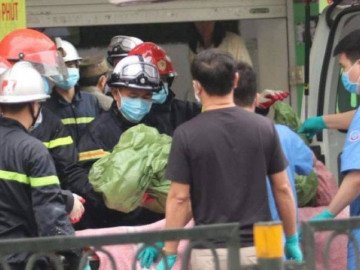                               Video: 4 người tử vong đã được đưa ra ngoài cửa hàng bán bỉm bị cháy trên phố Tôn Đức Thắng 