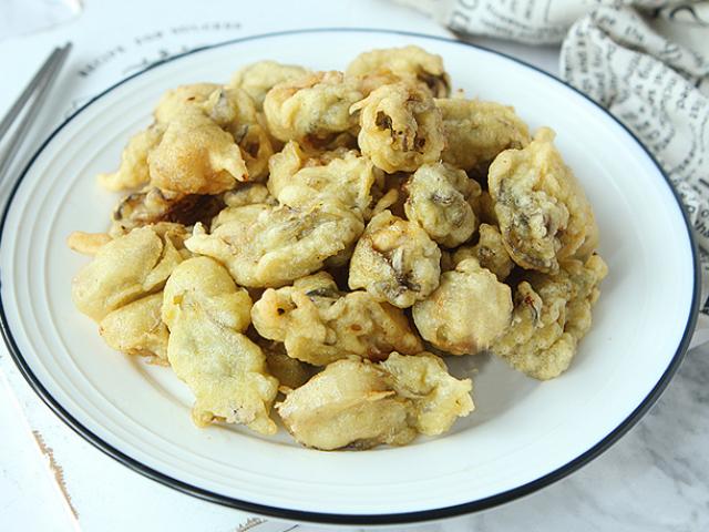 Mua được hàu ngon, hấp mãi cũng chán, đem chiên giòn được món ngon, béo ngọt