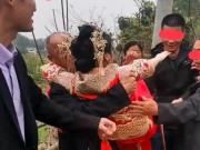 Tin tức - Cô dâu được bố chú rể bế từ xe hoa vào nhà, là phong tục nhưng vẫn gây tranh cãi