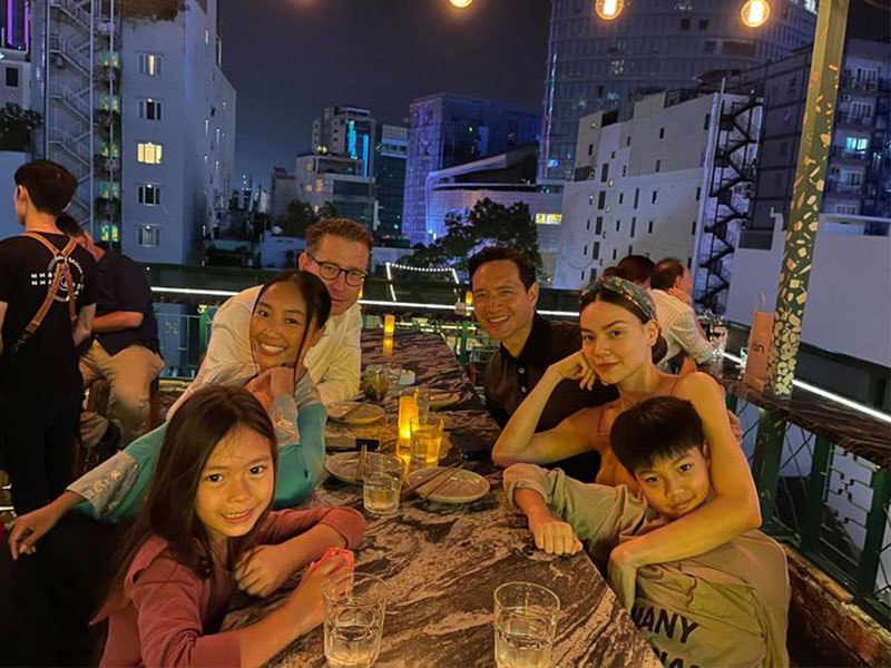 Con trai Hà Hồ đi ăn cùng con gái Đoan Trang: Chuẩn cặp nhóc tì cùng bố giàu mẹ đẹp - 1